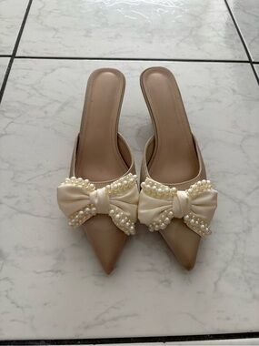 Cream Pearl Bow Pointed Slip-On Mules
